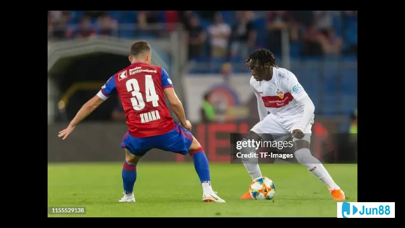 Cầu thủ Basel vượt qua hậu vệ Stuttgart với một cú dứt điểm chính xác.