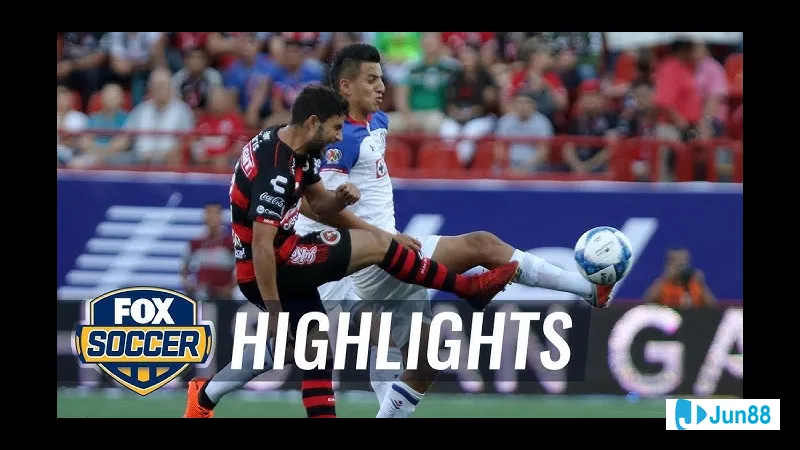 Cầu thủ của Club Tijuana với sự quyết tâm tiến vào vùng cấm đội Cruz Azul