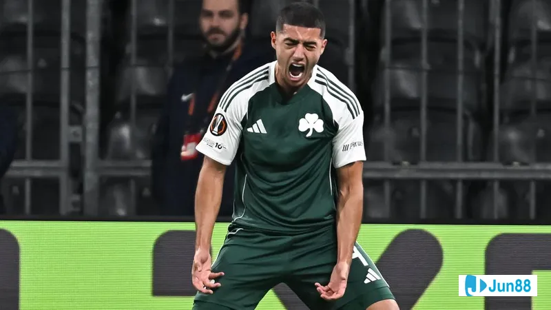 Cầu thủ Panathinaikos đang cố gắng giữ bóng trước sự áp đảo của hậu vệ G.A. Eagles
