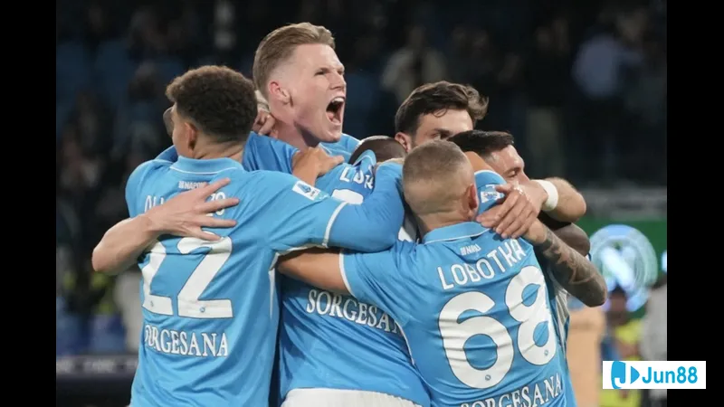 Cầu thủ Napoli vượt qua phòng ngự Como với tốc độ và kỹ thuật cao