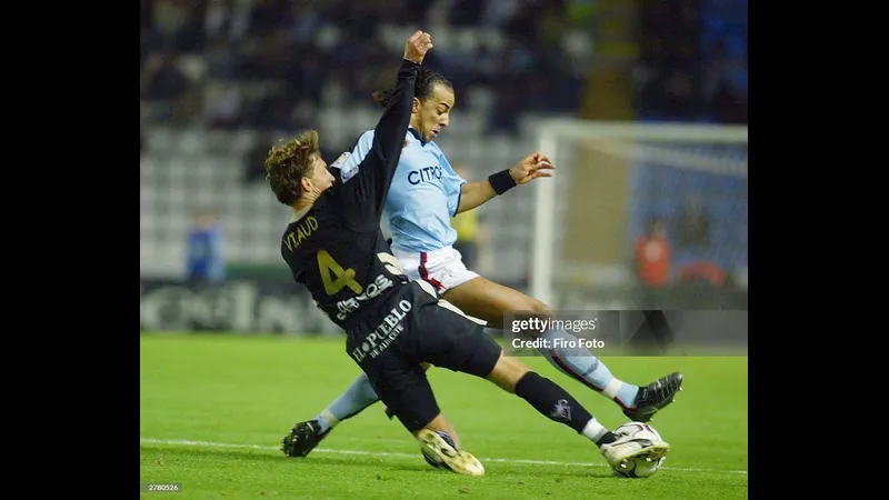 Cầu thủ Albacete vượt qua hàng phòng ngự Celta Vigo với tốc độ và kỹ thuật cá nhân
