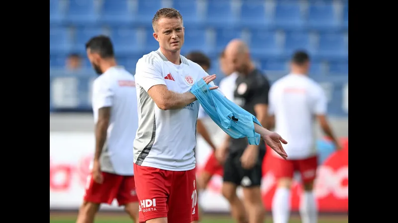 Cầu thủ Kasimpasa vượt qua Genclerbirligi để tiến gần khung thành đối phương.