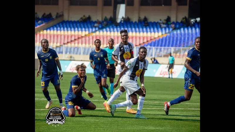 Cầu thủ Tanganyika và Malole đấu nhau trên sân cỏ