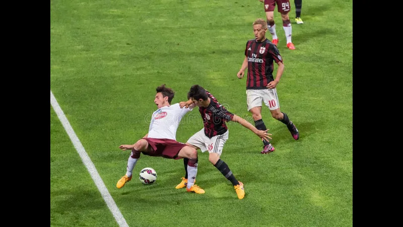 Cầu thủ của AC Milan với nỗ lực vượt qua sự phòng ngự của đối thủ Torino Cầu thủ của AC Milan với nỗ lực vượt qua sự phòng ngự của đối thủ Torino