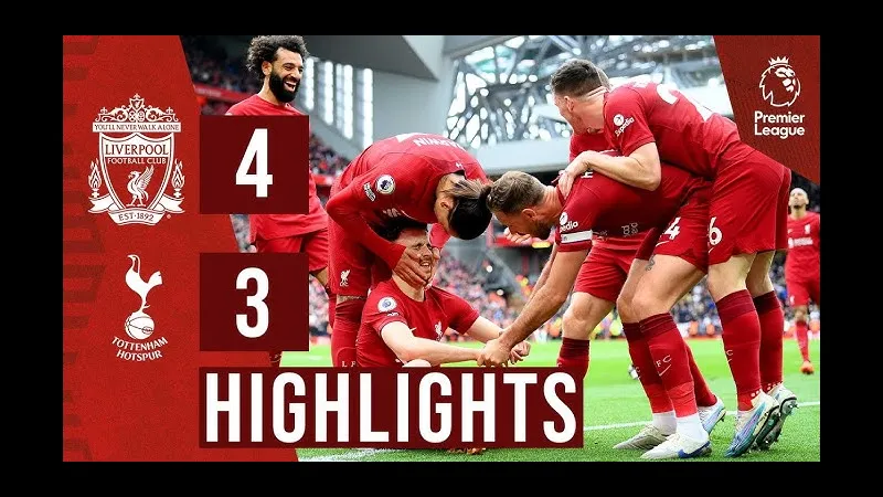 Cầu thủ của Tottenham và Liverpool cùng tranh chấp bóng giữa trận đấu