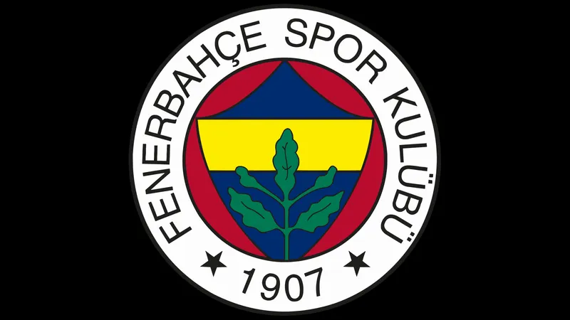 Cầu thủ FCSB và Fenerbahce tranh chấp quả bóng trên sân cỏ