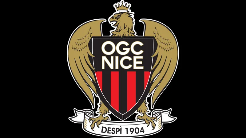 Cầu thủ Nice tung cú sút mạnh mẽ vào khung thành của Lorient.