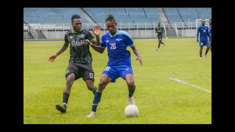 Cầu thủ của Nasarawa United và Rivers United đấu tranh gay gắt trên sân cỏ