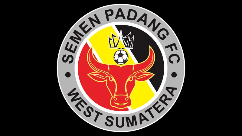 Cầu thủ của Semen Padang vượt qua hàng phòng ngự của Madura United - Semen Padang và